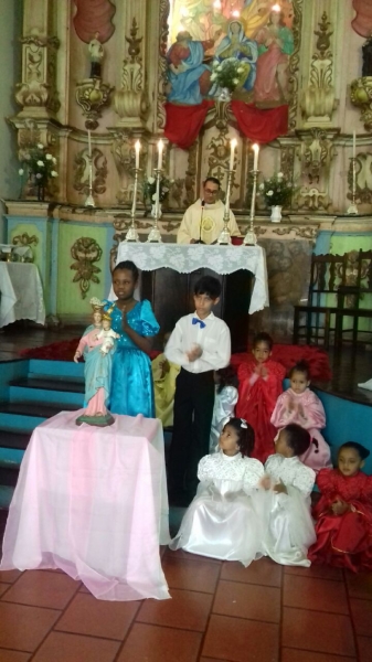 Singela coroação à Nossa Senhora Auxiliadora durante a Missa na Igreja São Francisco