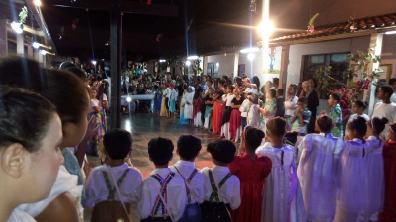 Todos juntos entoam o Canto da Coroação de Nossa Senhora Auxiliadora: Ave Auxiliadora, Ave Nossa Sen